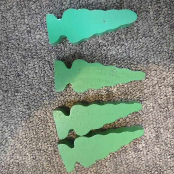 Wooden magnetic train, caboose, and four green trees lot - Picture 4 of 16